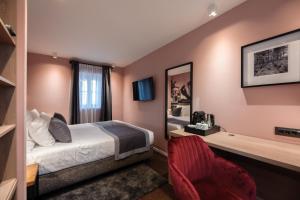 Giường trong phòng chung tại Camera Hotel