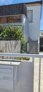 un comptoir blanc devant une maison dans l'établissement Appartement avec terrasse quartier Montplaisir, à Arles