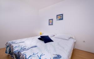 Ein Bett oder Betten in einem Zimmer der Unterkunft Apartments Katica