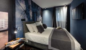Giường trong phòng chung tại Camera Hotel