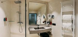 a bathroom with a sink and a shower at Hotel Forsthaus Nürnberg Fürth in Fürth