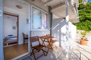 Ein Balkon oder eine Terrasse in der Unterkunft Apartments Katica