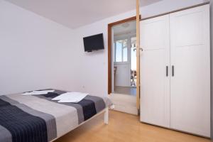Ein Bett oder Betten in einem Zimmer der Unterkunft Apartments Katica
