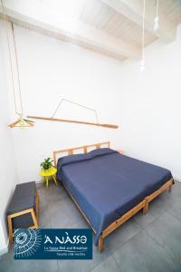 1 cama y 1 silla en una habitación en Bed & breakfast La Nassa, en Taranto