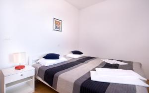 Ein Bett oder Betten in einem Zimmer der Unterkunft Apartments Katica