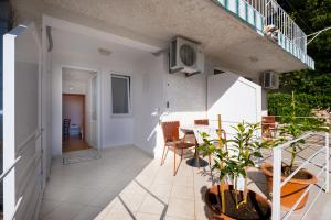Ein Balkon oder eine Terrasse in der Unterkunft Apartments Katica