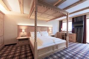 Łóżko lub łóżka w pokoju w obiekcie Sport- und Genusshotel Silvretta