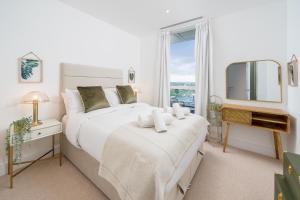 Postel nebo postele na pokoji v ubytování Luxurious Spacious 2Bed Flat in Canary Wharf w/views of River Thames