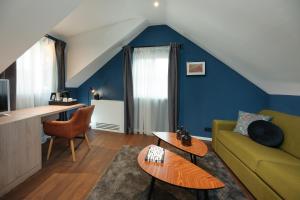 Khu vực ghế ngồi tại Camera Hotel
