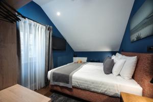 Giường trong phòng chung tại Camera Hotel