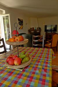 una mesa con dos platos de fruta encima en L'Oustal des Bons Vivants, en Conques-en-Rouergue