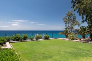 a park with a soccer field and the ocean at Alexandre Grand Teguise Playa in Costa Teguise