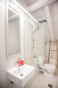 A bathroom at Angel Apartment