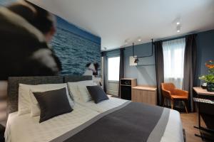 Giường trong phòng chung tại Camera Hotel