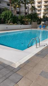 una gran piscina en un edificio con en Apartamento Paco, en Playa del Inglés