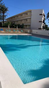 a large blue swimming pool in front of a building at Apartamento Paco in Playa del Ingles