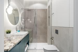 Kúpeľňa v ubytovaní Sanhaus Apartments - MERA - apartament z balkonem, parkingiem i klimatyzacją przy plaży