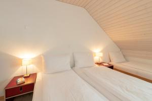Ein Bett oder Betten in einem Zimmer der Unterkunft Bären Self Check-in Hotel