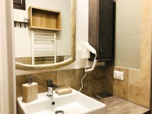 A bathroom at Eleganza in Centro sul Lago - Anguillara Sabazia