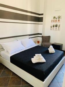 um quarto com uma cama com duas toalhas em Maison Patricia em Lecce