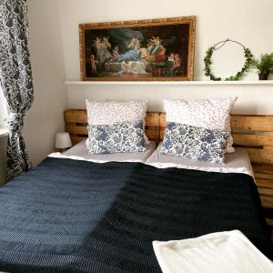 Un pat sau paturi într-o cameră la Kleines Ferienzimmer Uckermark