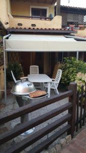 - un grill et une pizza sur une table sur une clôture dans l'établissement residence approdo, à Cannigione