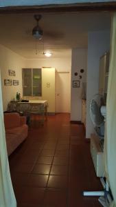 - un salon avec un canapé et une table dans l'établissement residence approdo, à Cannigione