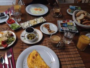 una mesa de madera con platos de comida. en Sultan Mehmed Hotel, en Estambul