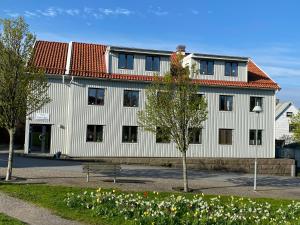 een groot wit gebouw met een rood dak bij Parkvillan in Kungshamn