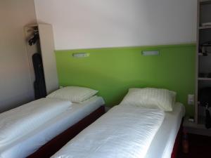 A bed or beds in a room at Hotel Wirt im Feld