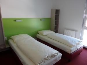 A bed or beds in a room at Hotel Wirt im Feld