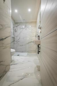 A bathroom at Electra Residence - Luxury Central Beachview Apartment