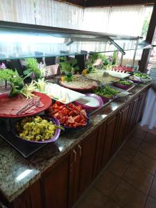 una línea de buffet con muchos platos de comida en SERİN HOTEL en Marmaris