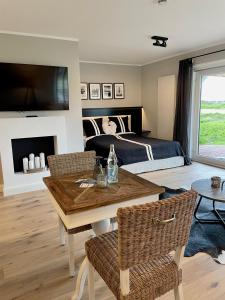 a living room with a table and a bed at Strandhus in Rantum