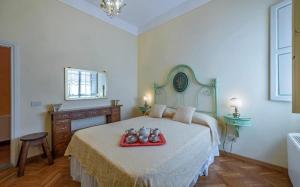 - une chambre avec un lit et un plateau rouge dans l'établissement Belvedere, à Florence