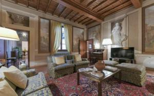 een woonkamer met een bank en een tv bij Donatello Suite in Florence