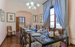 een eetkamer met een lange tafel en stoelen bij Donatello Suite in Florence