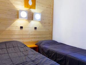 Tempat tidur dalam kamar di Appartement Méribel, 3 pièces, 6 personnes - FR-1-182-176