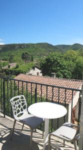 - Balcón con vistas, mesa y 2 sillas en Le Moulin du Verdon, en Gréoux-les-Bains