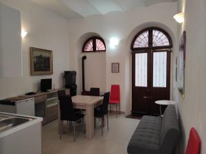 cocina y comedor con mesa y sillas en Appartamento Marta, en Iglesias