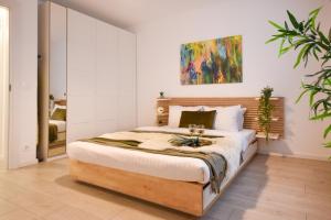 Un dormitorio con una cama y un cuadro en la pared. en The Comfy Spot - 1 BR-Apartment & Parking Included in North Business Area, en Bucarest