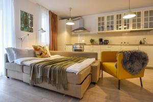 sala de estar con sofá y silla amarilla en The Comfy Spot - 1 BR-Apartment & Parking Included in North Business Area, en Bucarest