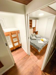 ein kleines Schlafzimmer mit einem Bett und einem Spiegel in der Unterkunft Star 1 Floating House, Marina Portorož in Portorož