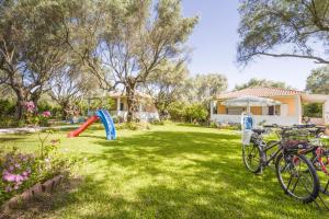 un patio con bicicletas estacionadas frente a una casa en Villa Hector en Lefkada