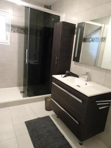 a bathroom with a sink and a shower at T3 150 m de la plage, climatisation, piscine et parking privatif - Le Lavandou in Le Lavandou