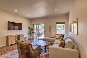 uma sala de estar com um sofá e uma mesa em Tucson Foothills Oasis Near Hiking Trails! em Tucson