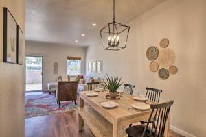 uma sala de jantar com uma mesa e uma sala de estar em Tucson Foothills Oasis Near Hiking Trails! em Tucson