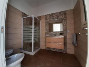 Koupelna v ubytování Casa Vacanze Lu Cumentu + 37 fotografií