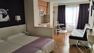 a hotel room with a bed and a kitchen at Ona Princesa Playa in Marbella