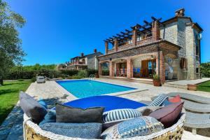 Casa con piscina y casa en Villa Sole, en Svetvinčenat